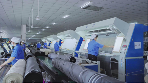 浙江鑫海纺织有限公司工人操作自动化设备