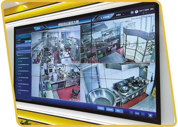 “菜小递”点位内大屏可实时查看商家出餐全过程。 记者 华炜 摄