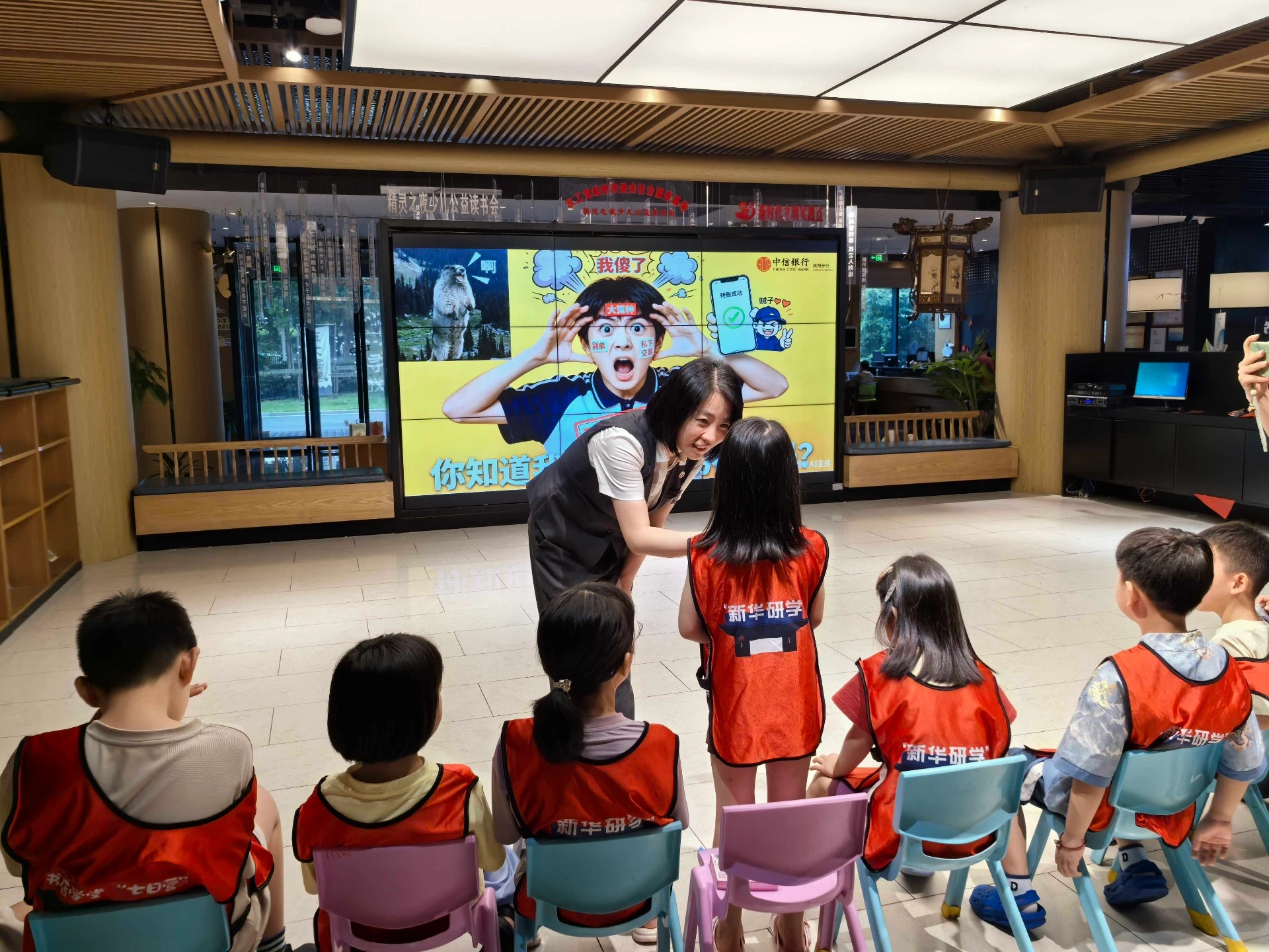 图4:现场青少年积极参与课堂互动,沉浸式学习金融防骗知识 配图4