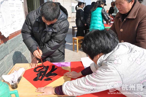 中行新昌支行携手书画名家为村民写春联送吉祥