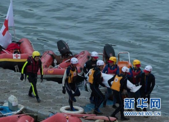 2月7日，救援人员将搜寻到的乘客遗体搬上岸边。当日，台湾复兴航空坠机事故搜救工作进入第四天，搜救人员在事故现场附近陆续寻获5名罹难者遗体。仍有3名旅客下落不明。